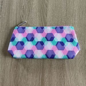 NWOT … CLINIQUE Geometric Patterned Makeup / Cosmetic Bag